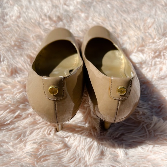 Tahari platform 3 1/2” heels, sz 9 1/2 Excellent condition, beige patent - Picture 3 of 6